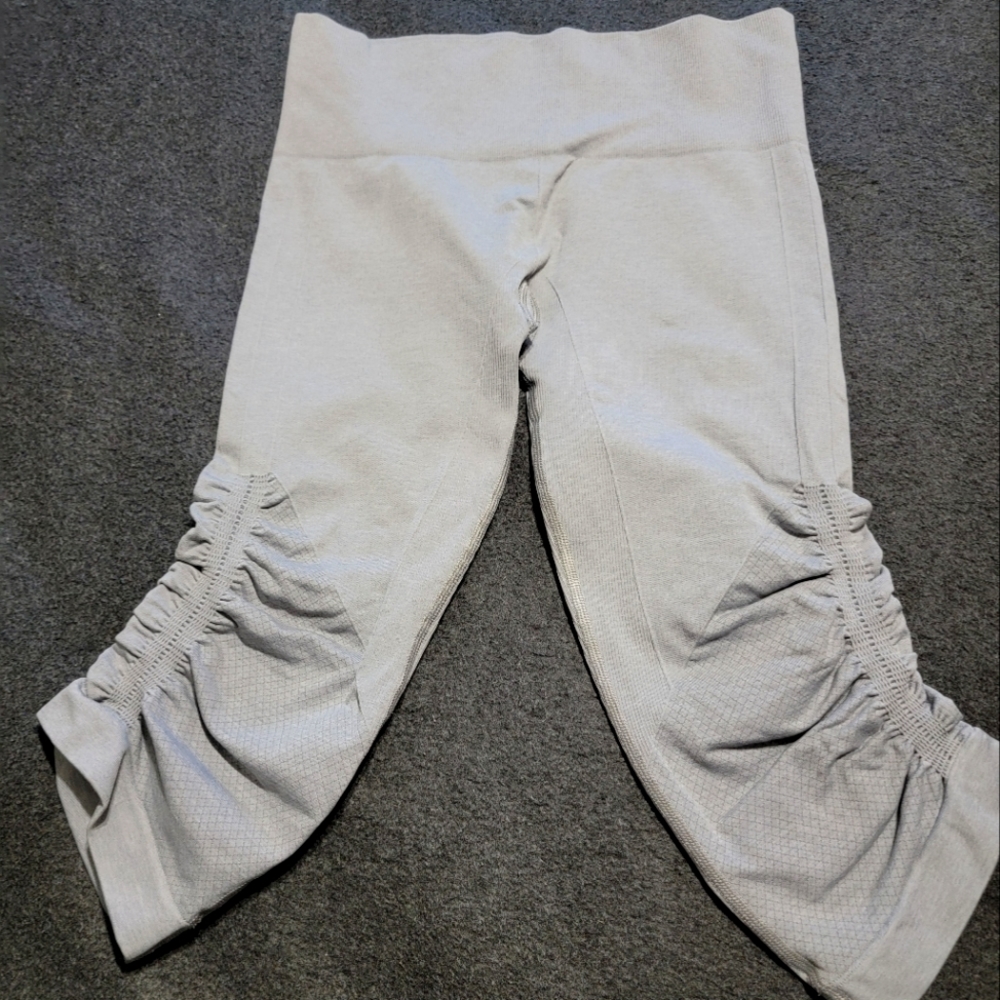 Lululemon Capri 19" Size 4, Light Heather Gray